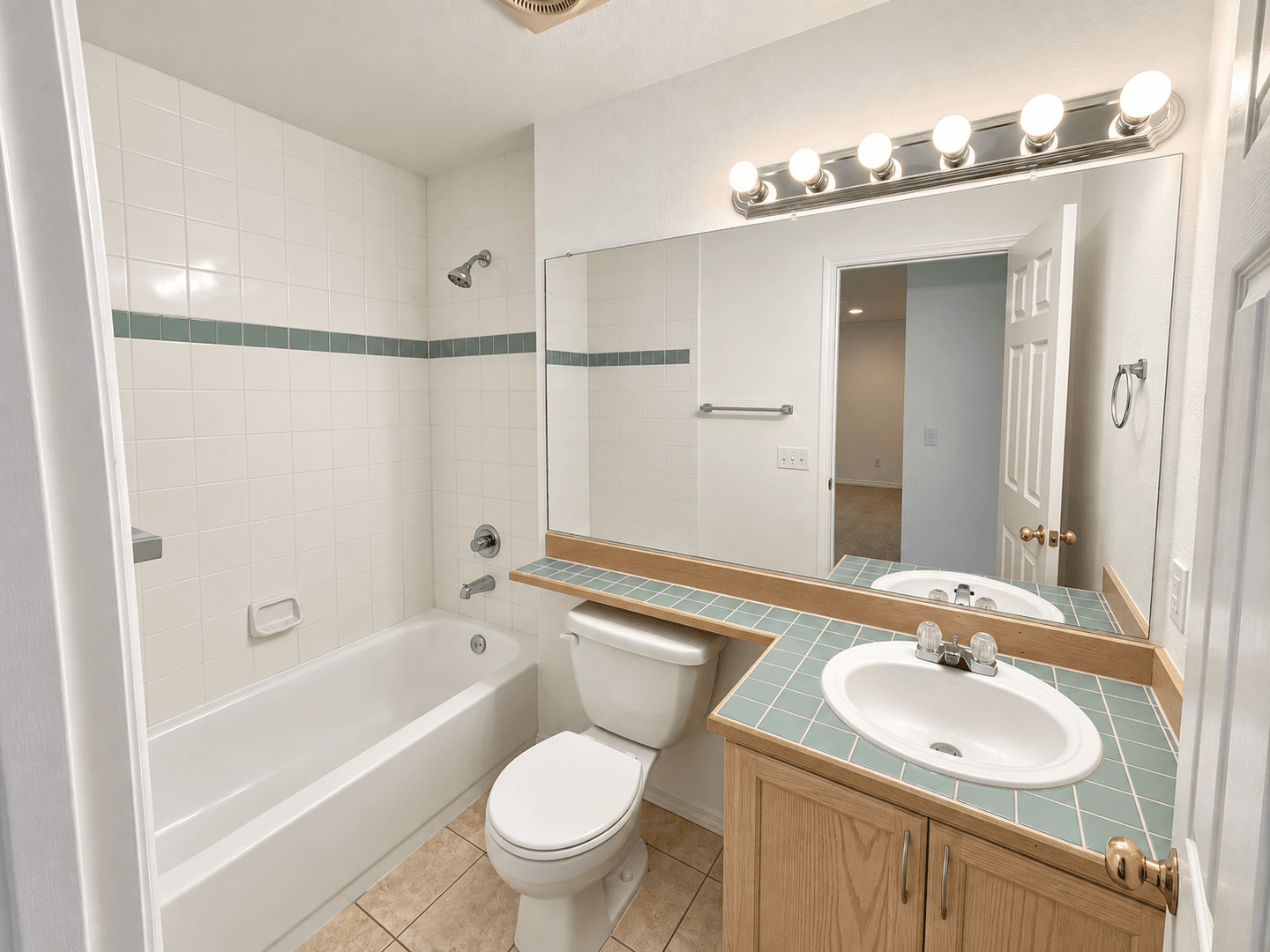 Bothell Condo: 15917 Waynita Way NE, Building E, #301