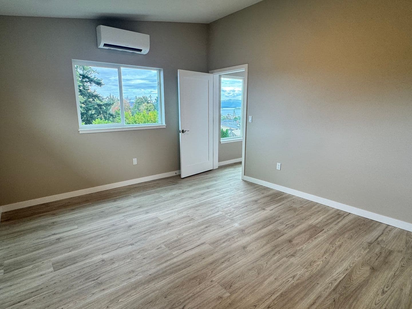 Anacortes Apartment: 3804 Q Ave