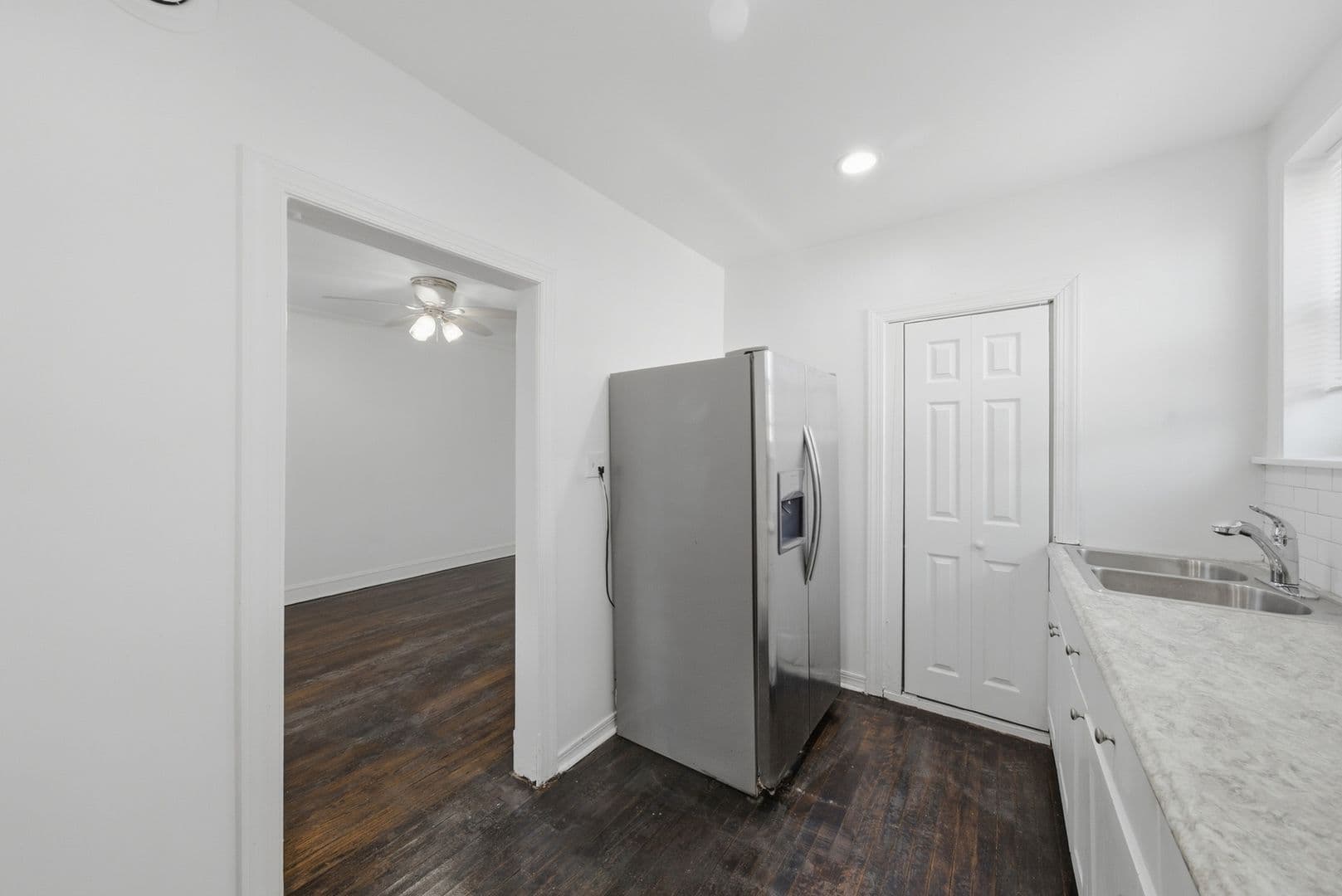 Chicago Apartment: 8007 S Carpenter St