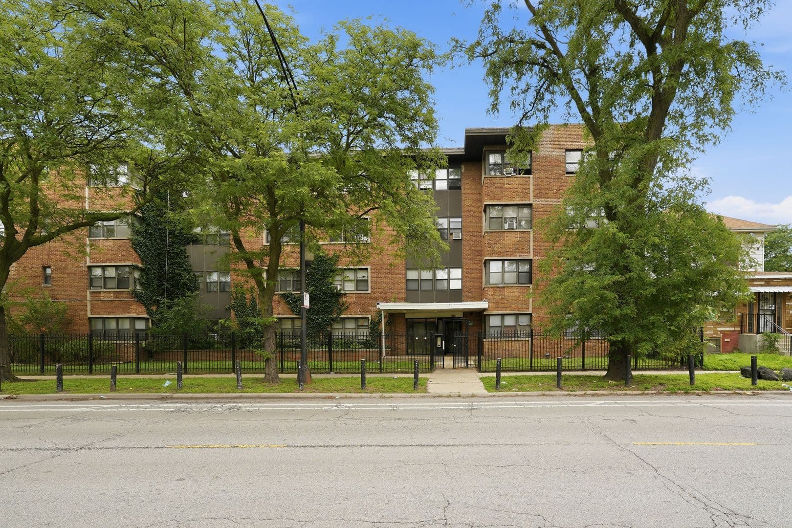 Chicago Apartment: 7801 S South Shore Dr