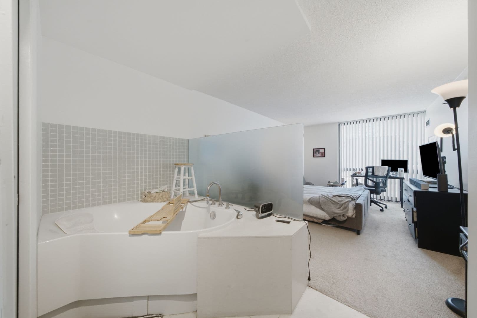 Chicago House: 70 W Huron St - 502