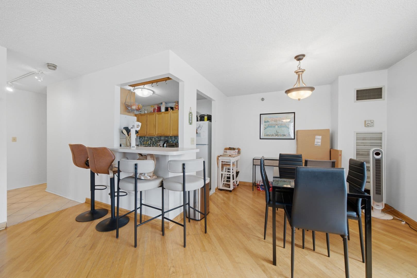 Chicago House: 70 W Huron St - 502