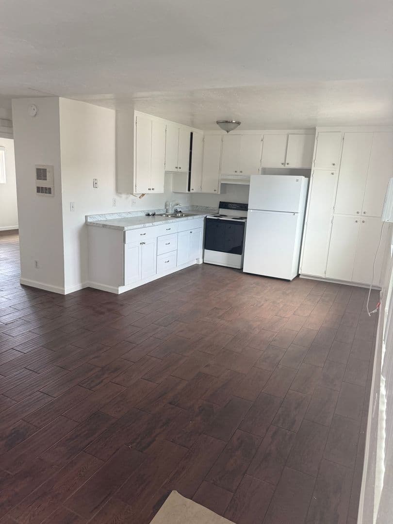 Lakeside Apartment: 12628 Laurel St