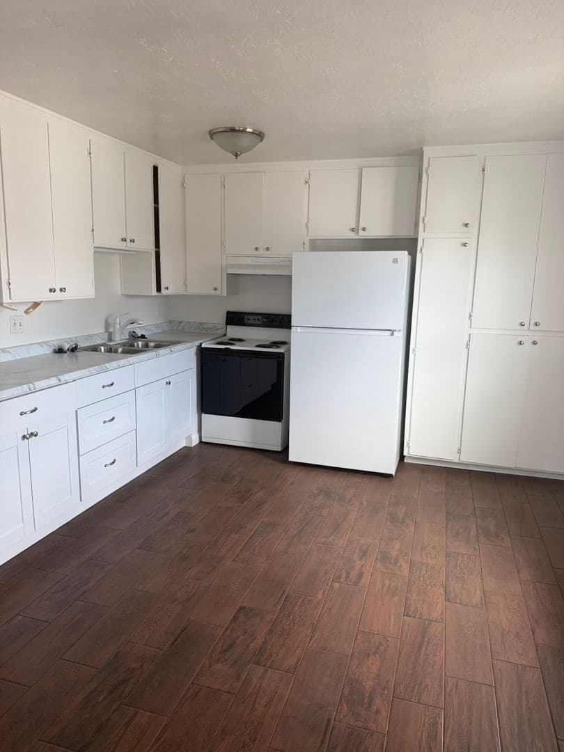 Lakeside Apartment: 12628 Laurel St