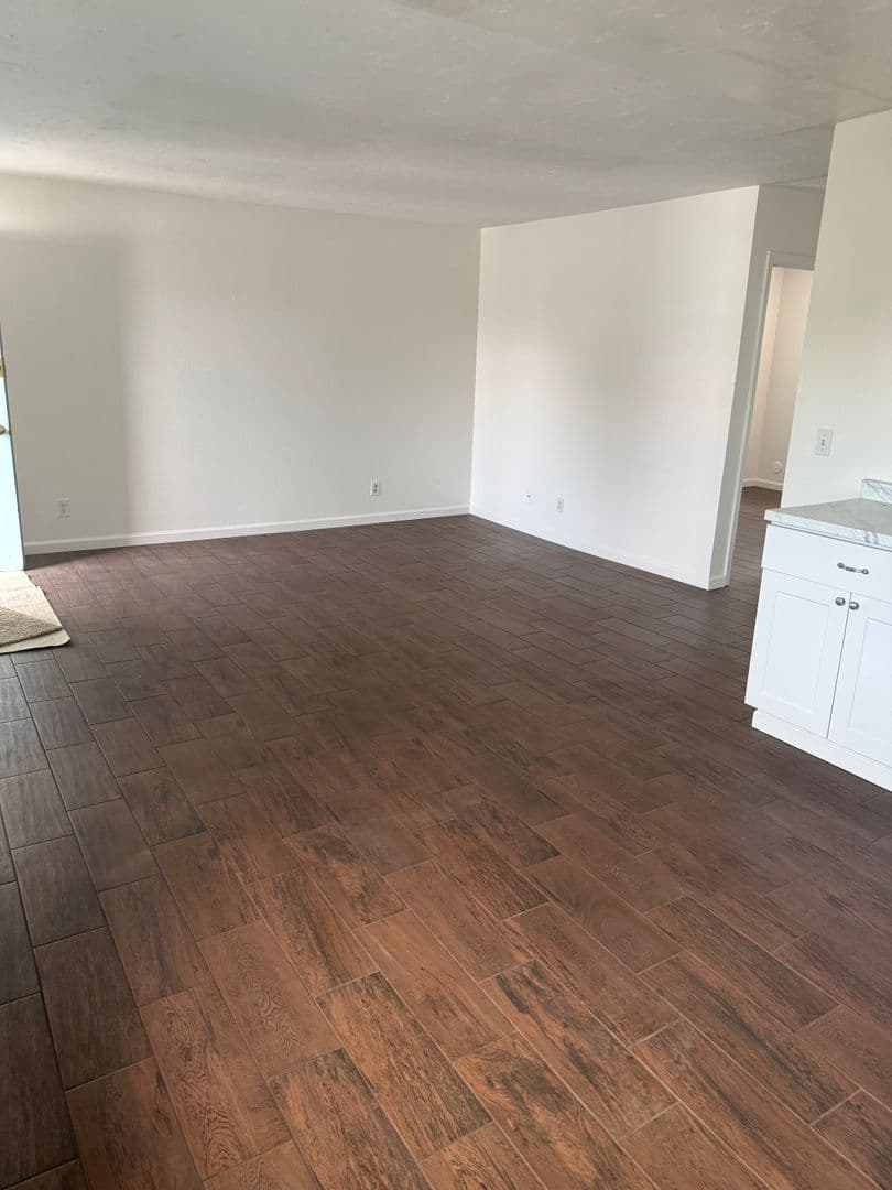 Lakeside Apartment: 12628 Laurel St