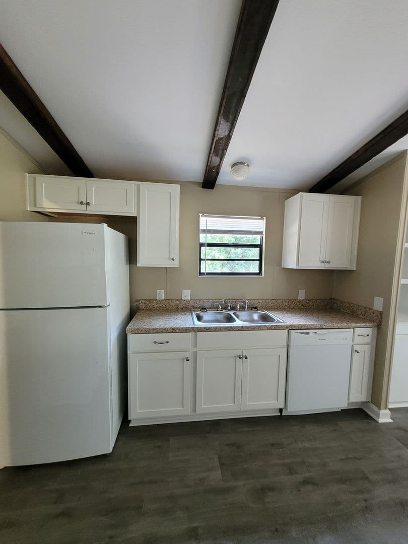 Hartwell House: 462 Pineywoods Drive