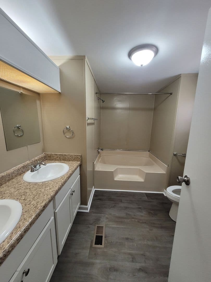 Hartwell House: 462 Pineywoods Drive