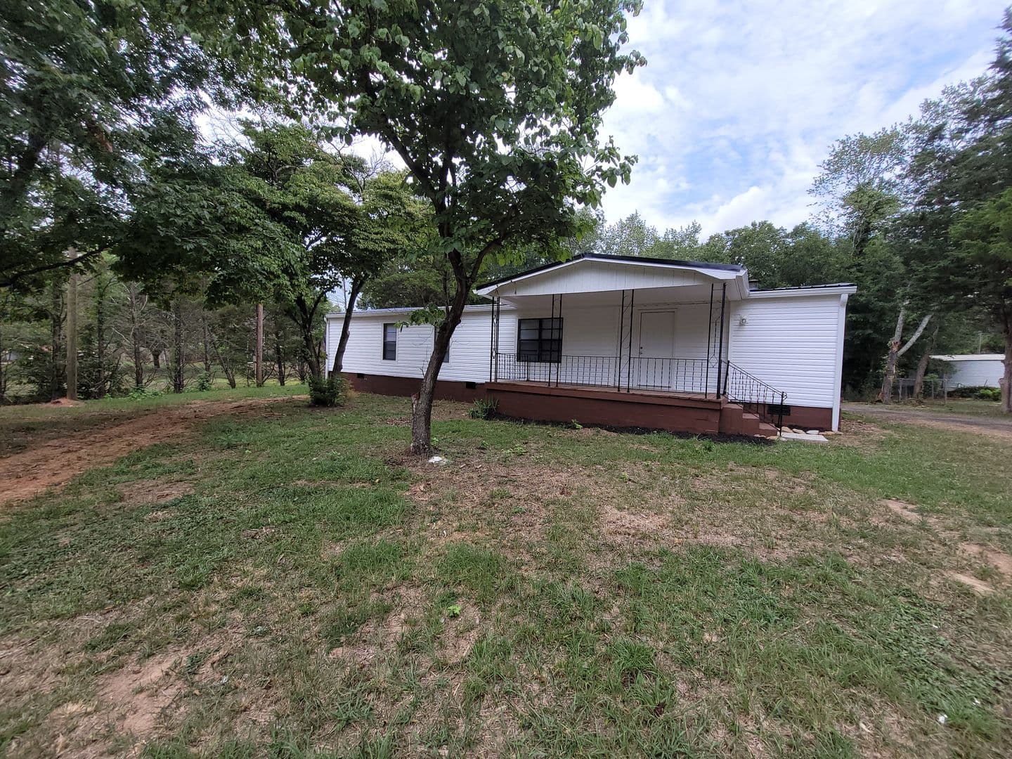 Hartwell House: 462 Pineywoods Drive
