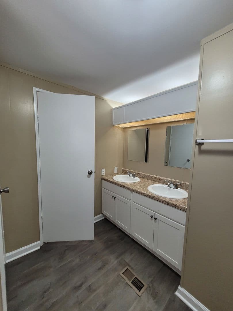 Hartwell House: 462 Pineywoods Drive