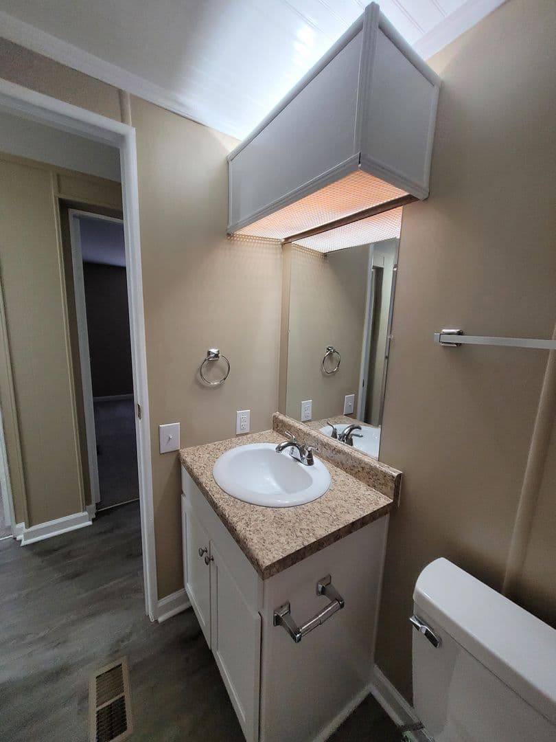 Hartwell House: 462 Pineywoods Drive