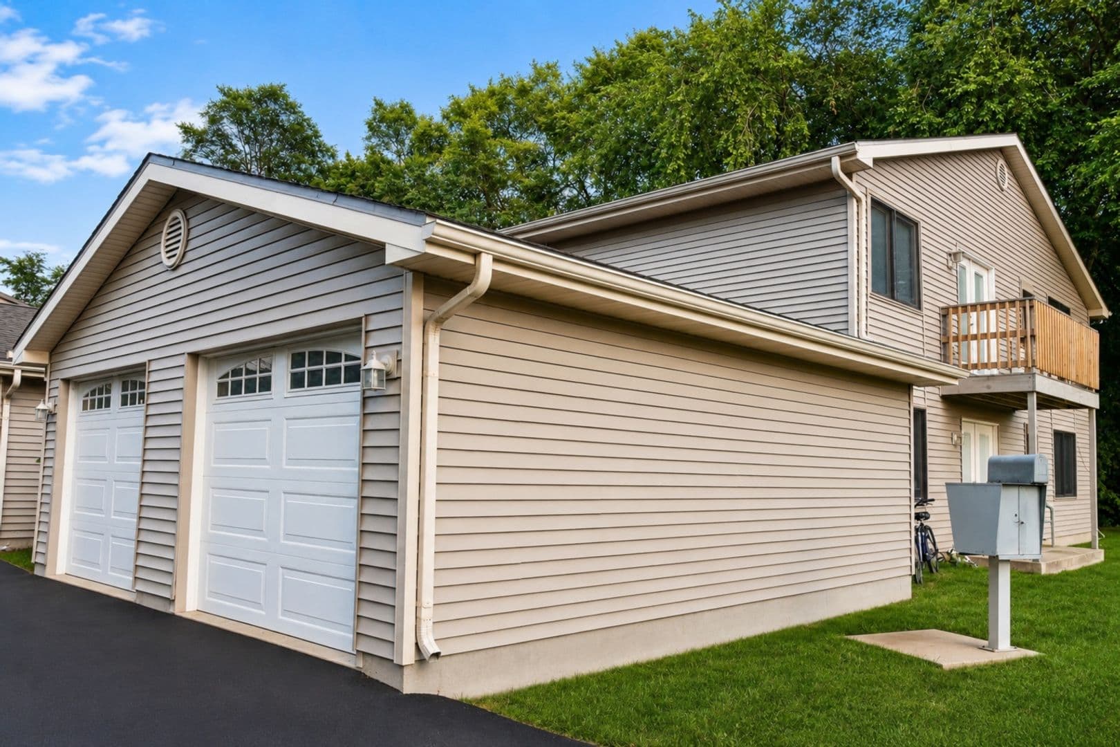 McFarland Apartment: 4705-4711 Siggelkow Rd
