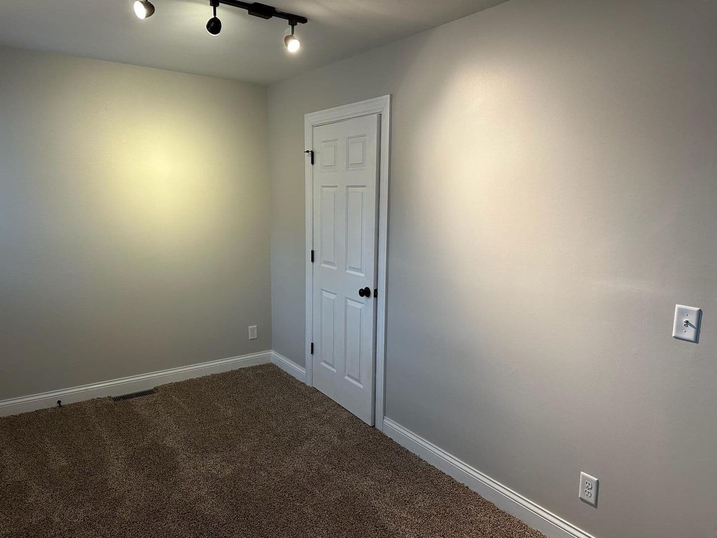 Middleton Apartment: 7506-7523 Rohlich Court