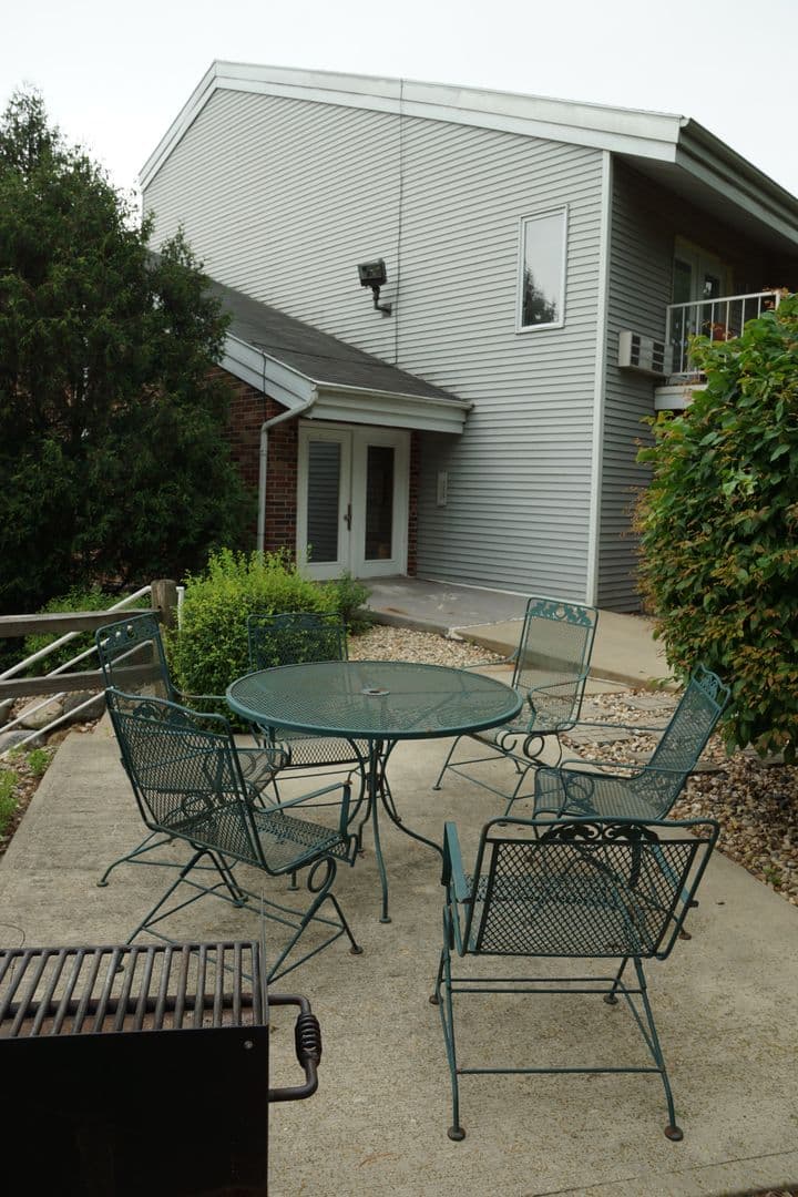 Middleton Apartment: 6273 University Ave