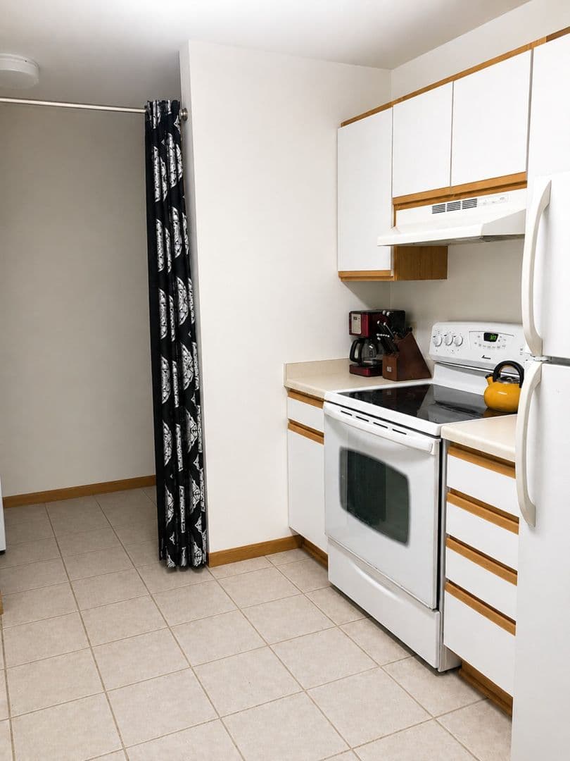 Windsor Apartment: 6522-28 Lake Rd