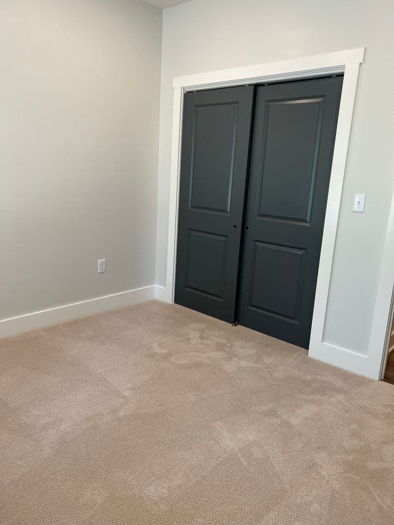 Glenmont Apartment: 2 Mystic Lane