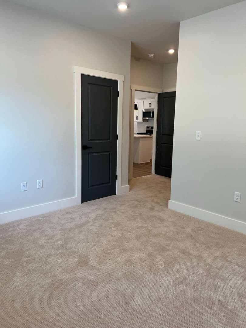 Glenmont Apartment: 2 Mystic Lane