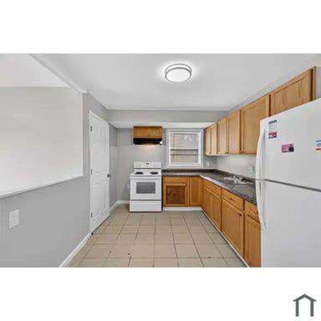 St. Louis, House: 10201 Gourock Dr,