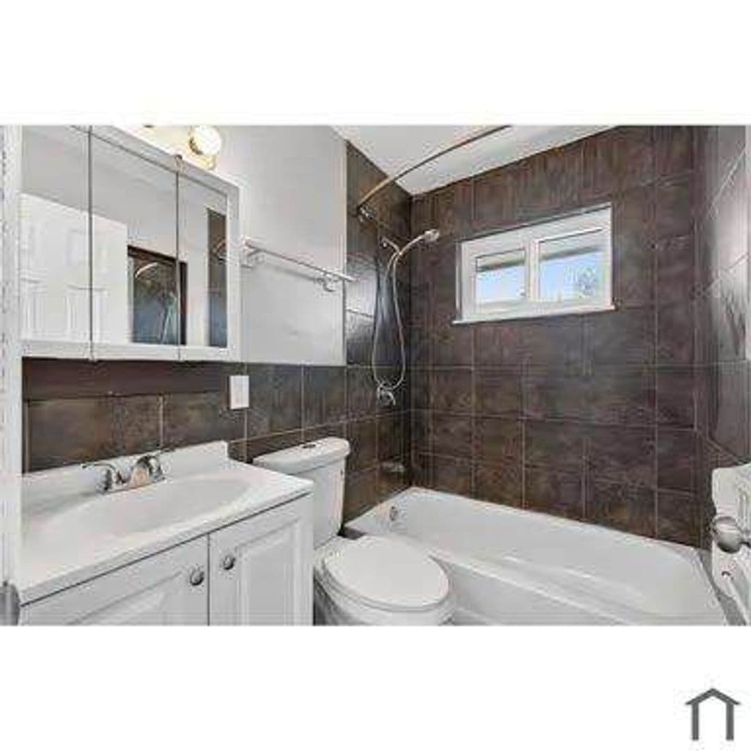 St. Louis, House: 10201 Gourock Dr,