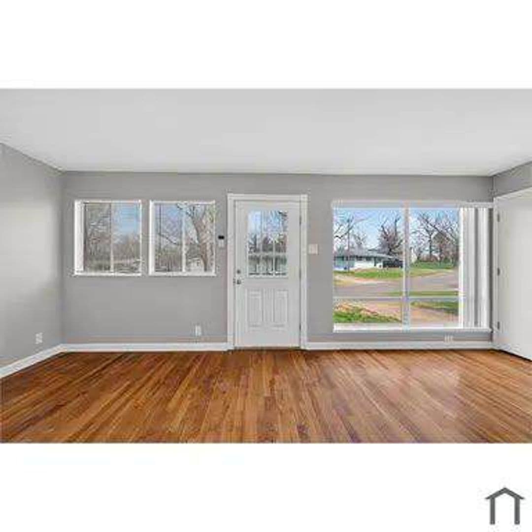 St. Louis, House: 10201 Gourock Dr,