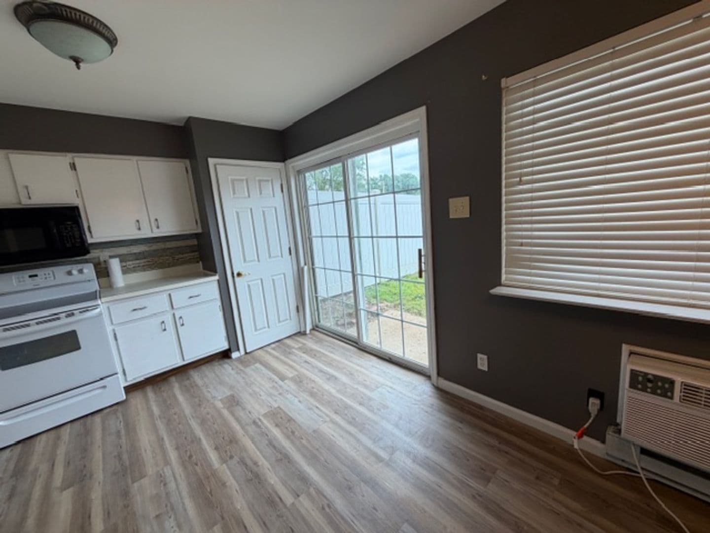 Hazelwood House: 7489 Hazelcrest Dr