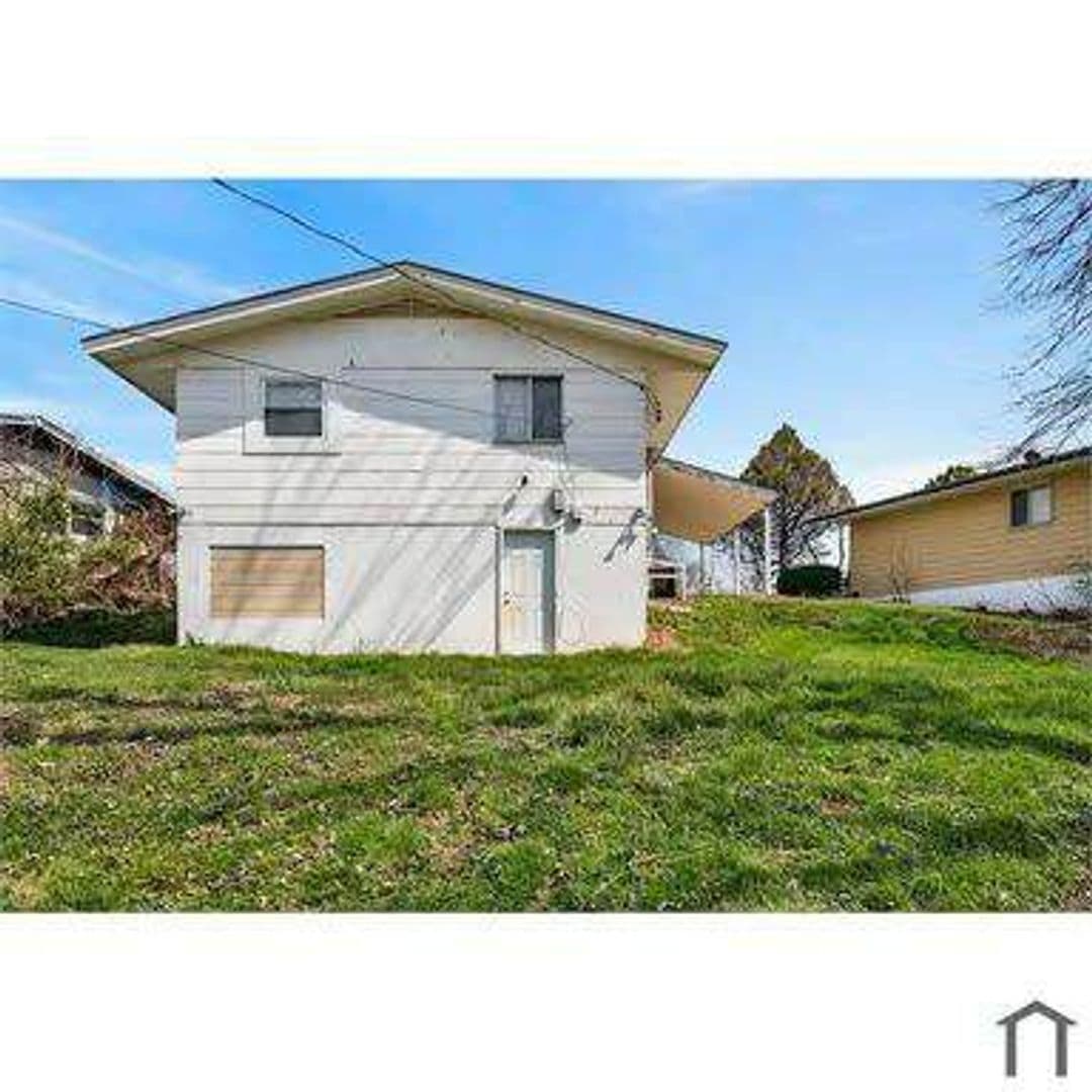 St. Louis, House: 10201 Gourock Dr,