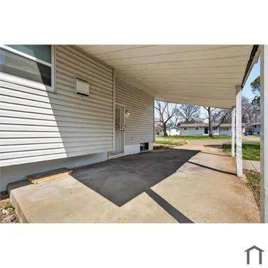 St. Louis, House: 10201 Gourock Dr,