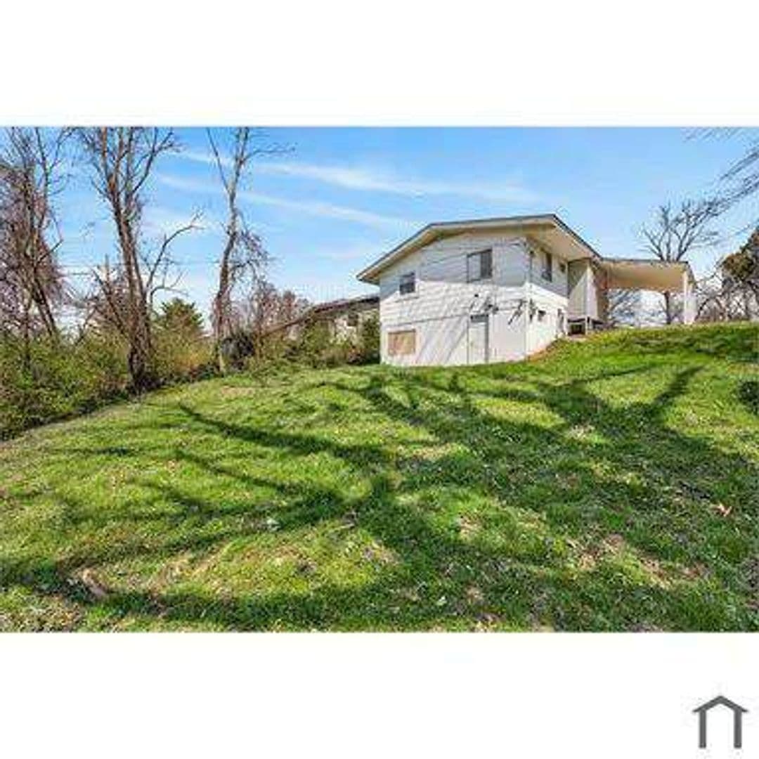 St. Louis, House: 10201 Gourock Dr,
