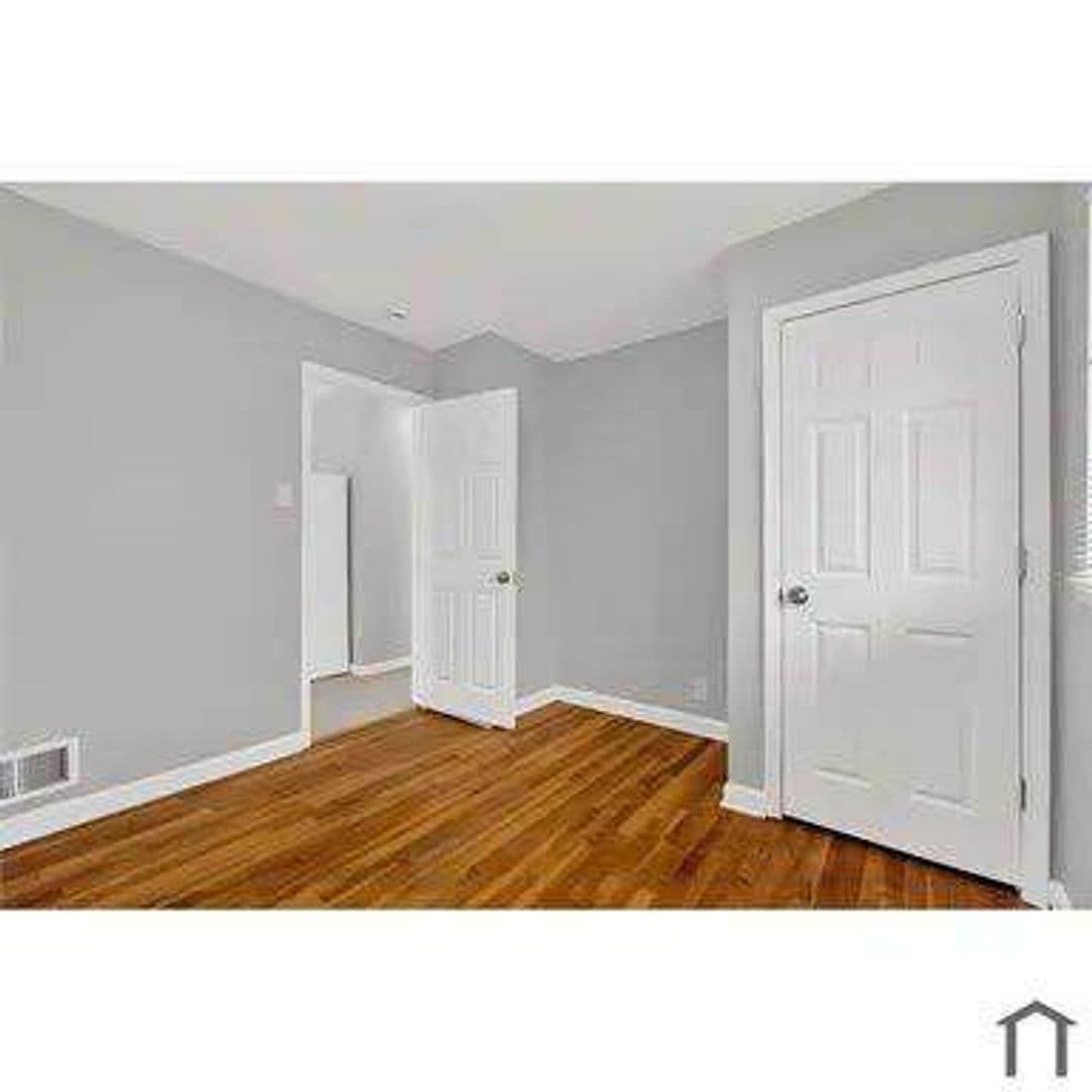 St. Louis, House: 10201 Gourock Dr,
