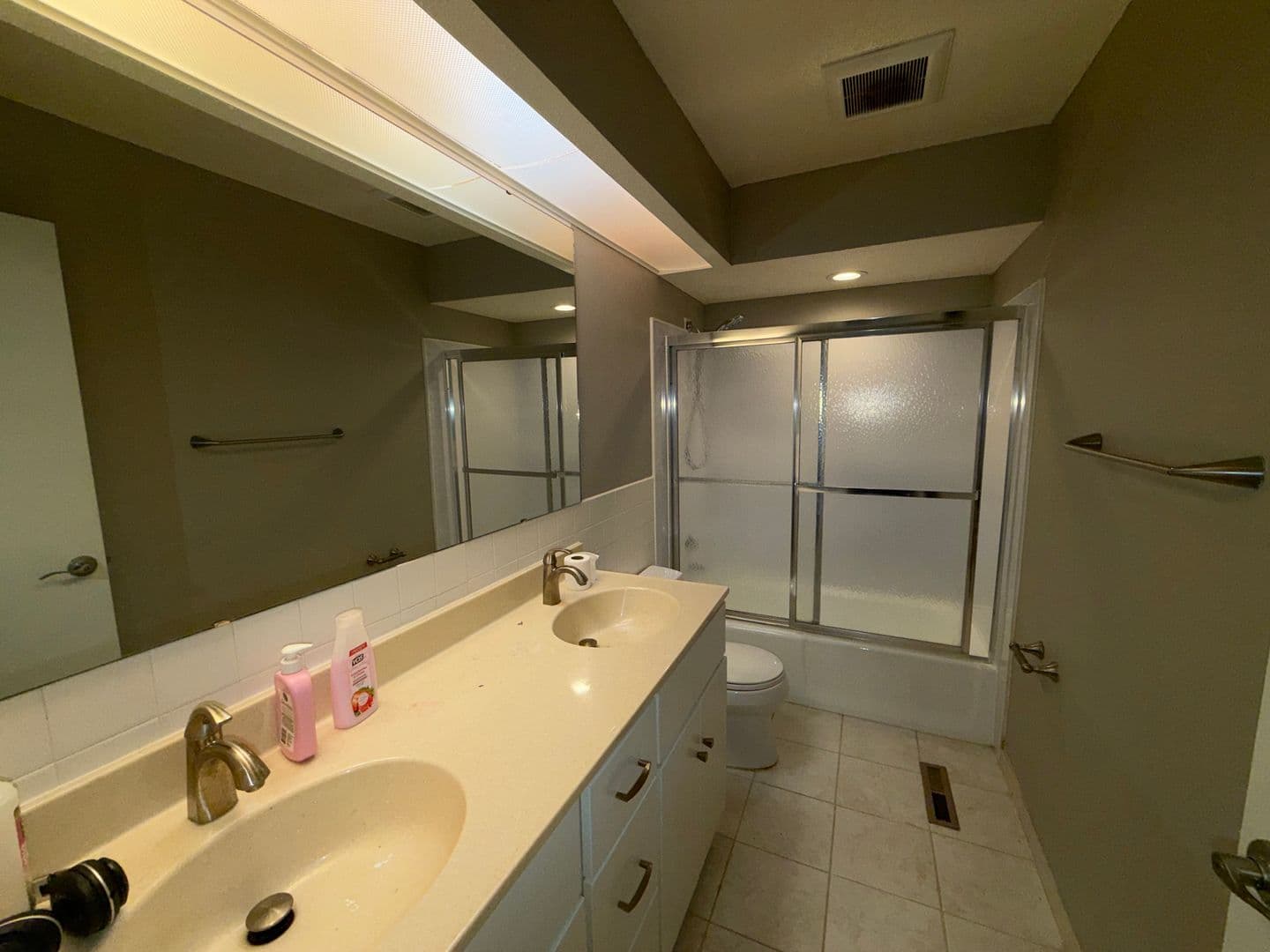 Manchester House: 1 Nicolet Dr