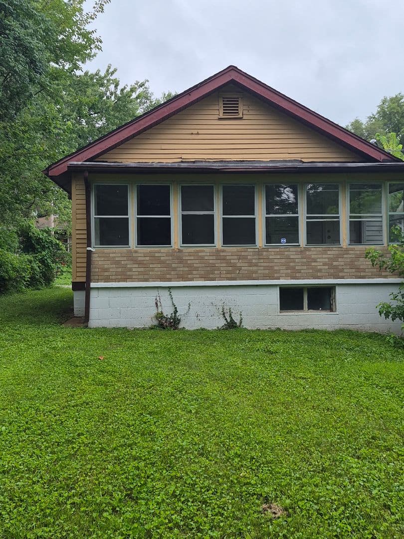 Saint Louis House: 2140 Rose Bud Ave