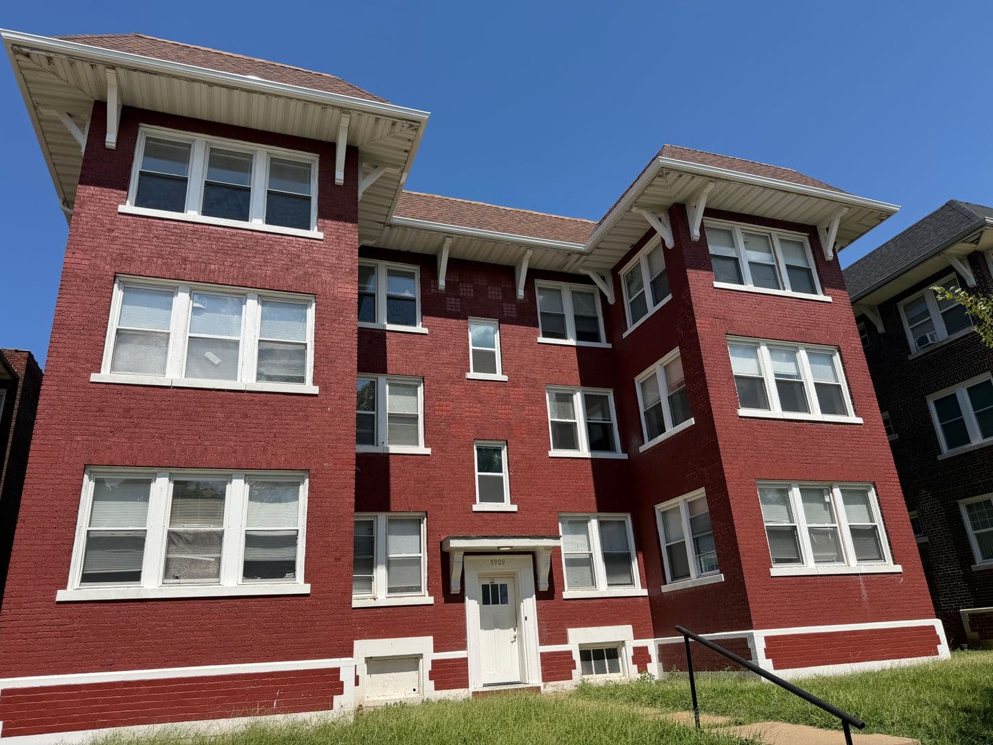 Saint Louis Apartment: 5909 Cates Ave