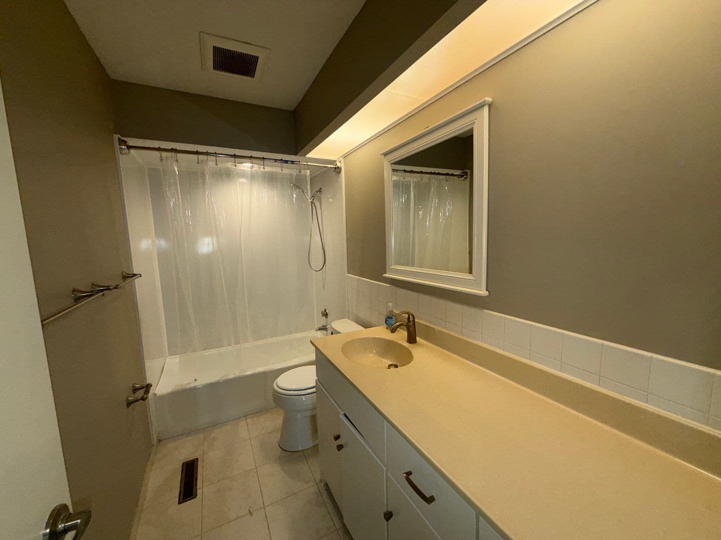 Manchester House: 1 Nicolet Dr
