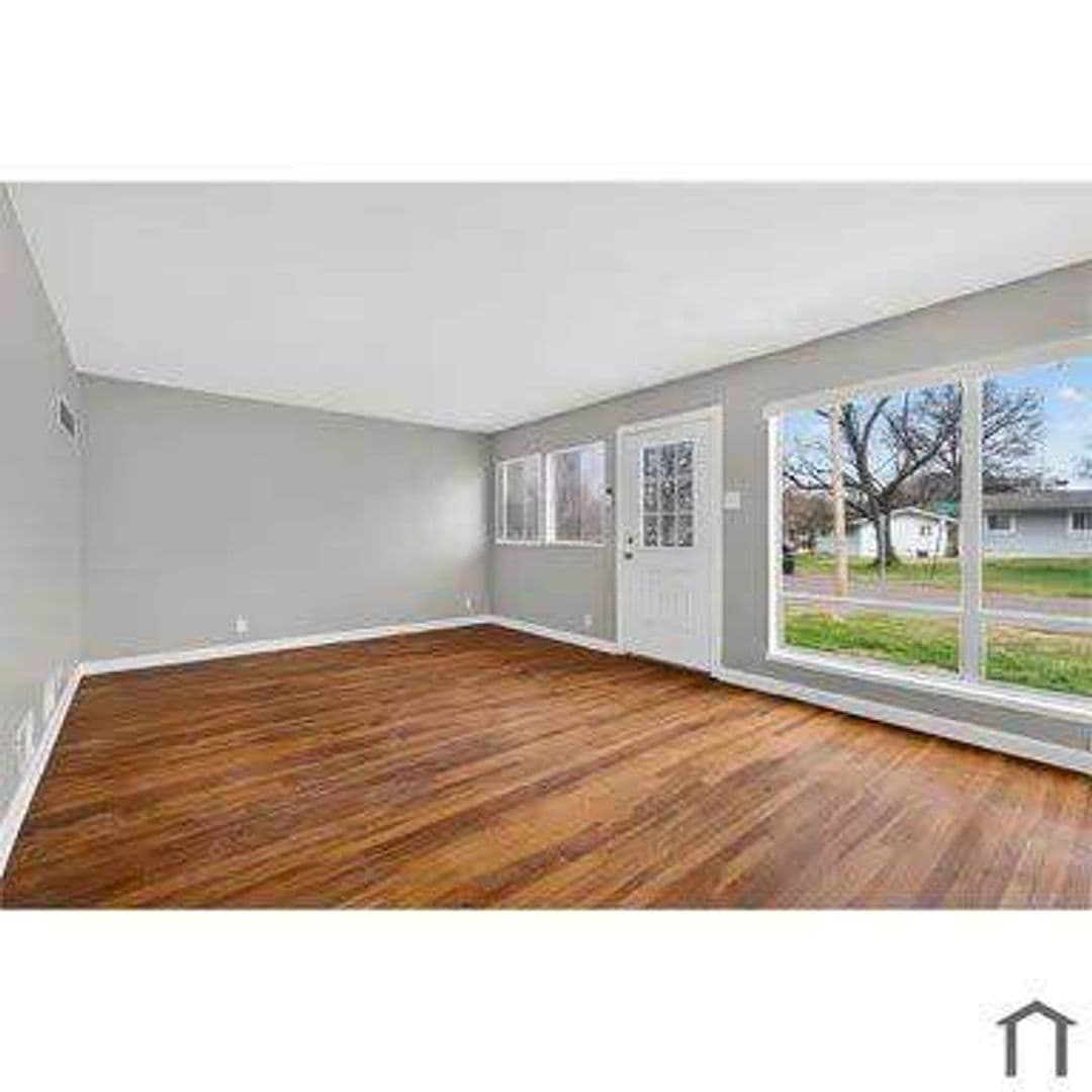 St. Louis, House: 10201 Gourock Dr,