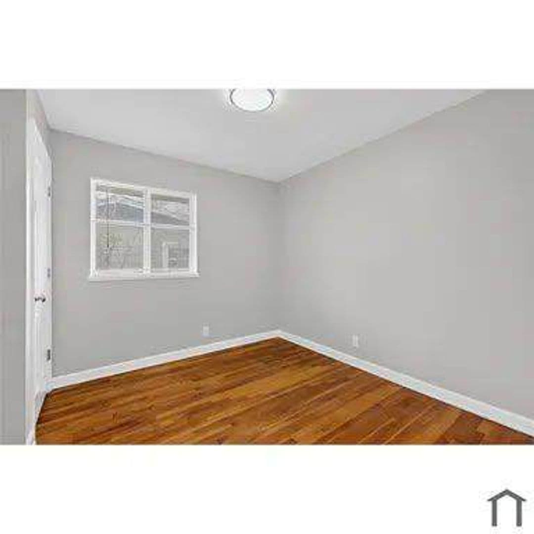 St. Louis, House: 10201 Gourock Dr,