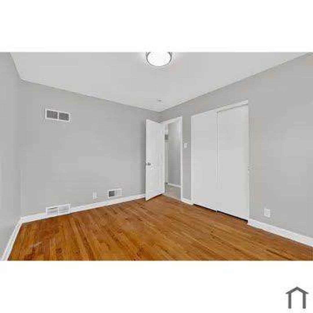 St. Louis, House: 10201 Gourock Dr,
