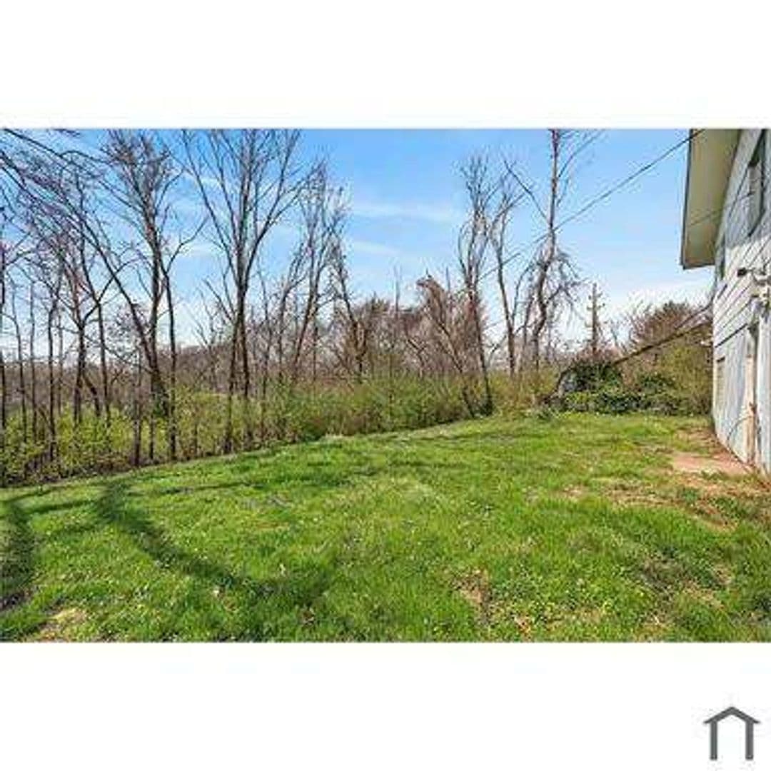 St. Louis, House: 10201 Gourock Dr,