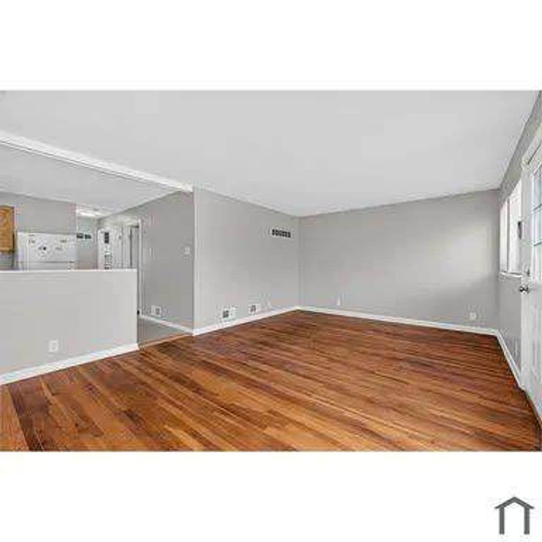 St. Louis, House: 10201 Gourock Dr,