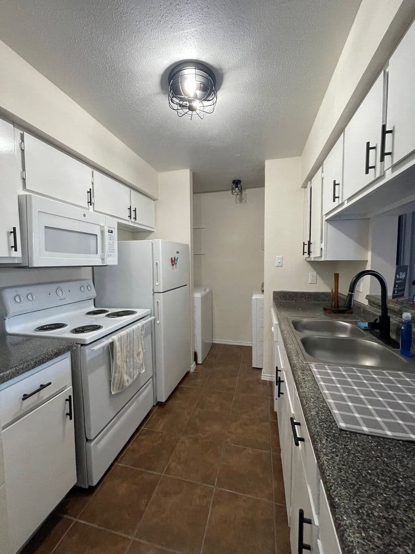 Lake Jackson Apartment: 420 Garland Dr