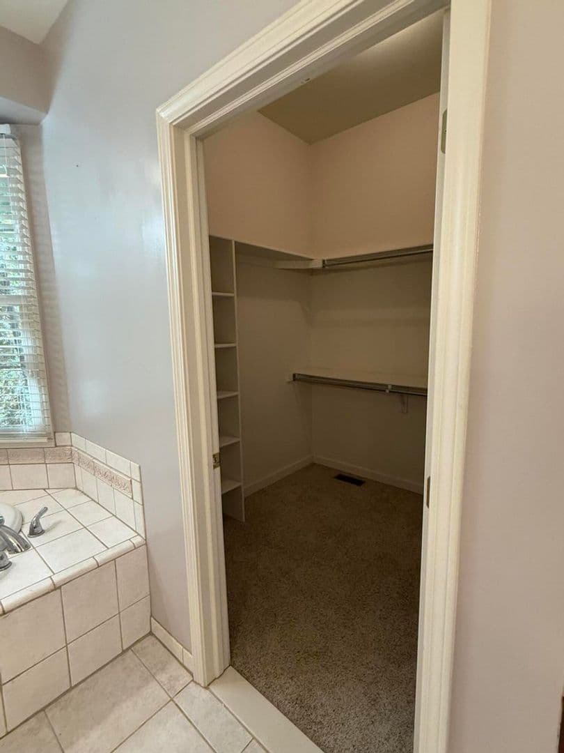 Northville House: 18145 Shoreline Ct
