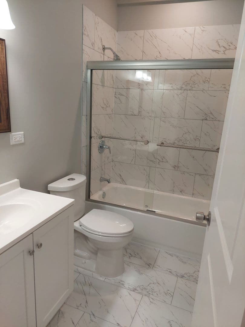 Chicago Apartment: 4117 S Albany Ave
