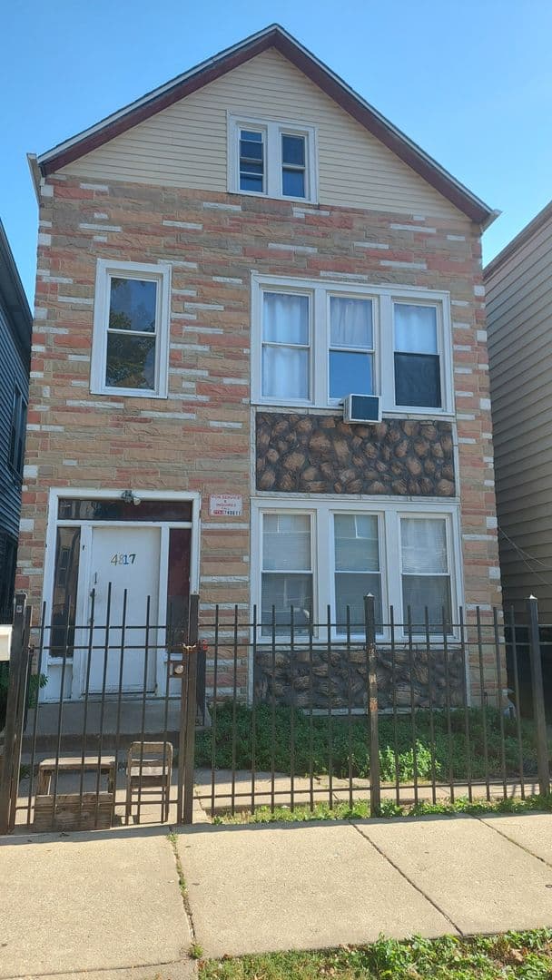 Chicago Apartment: 4817 s Laflin St