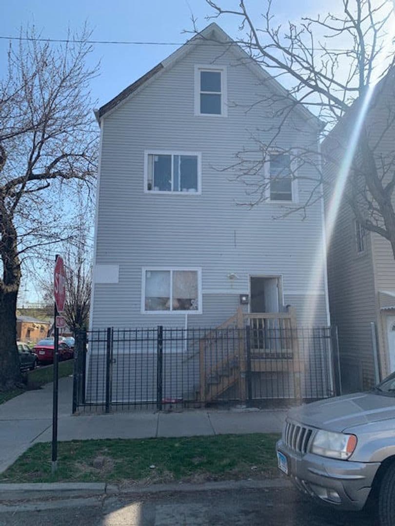 Chicago Apartment: 4401 S. Wood St