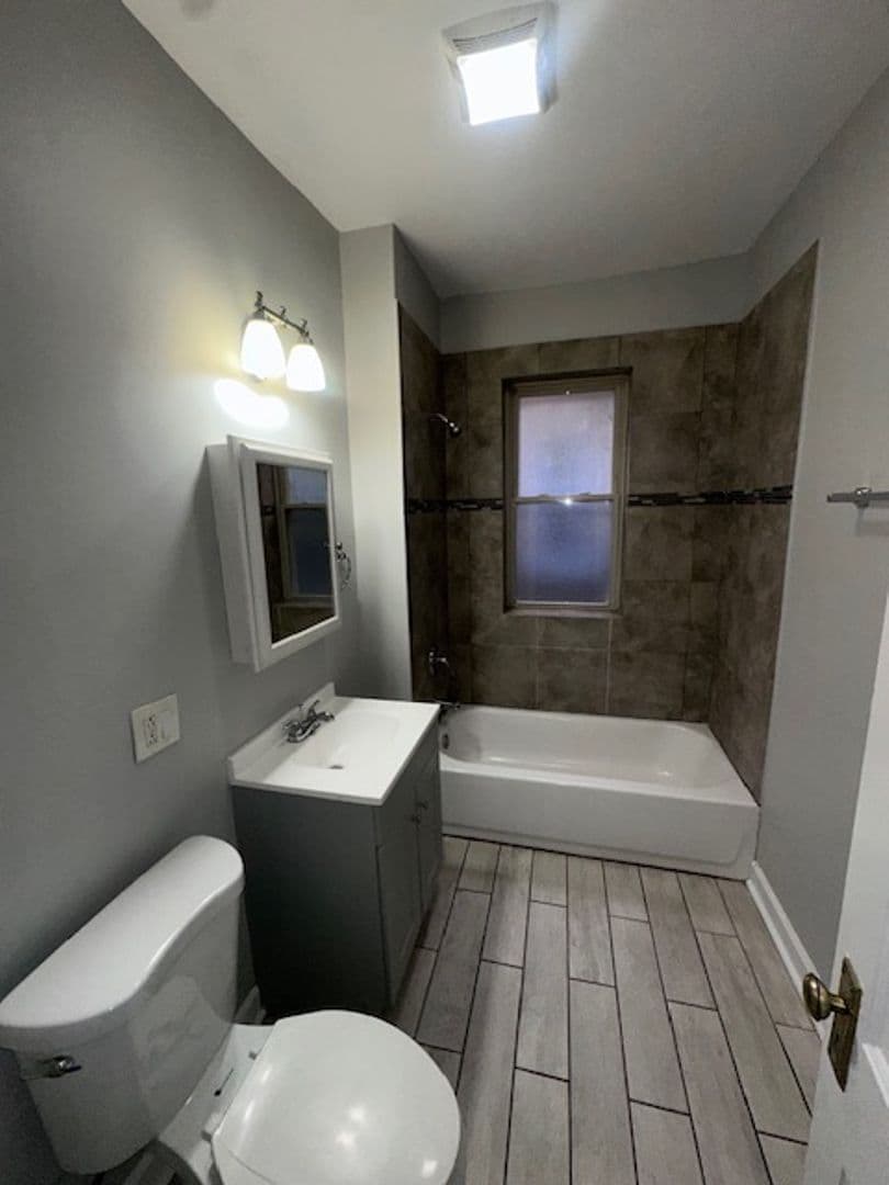 Chicago Apartment: 7432 S Rhodes Ave