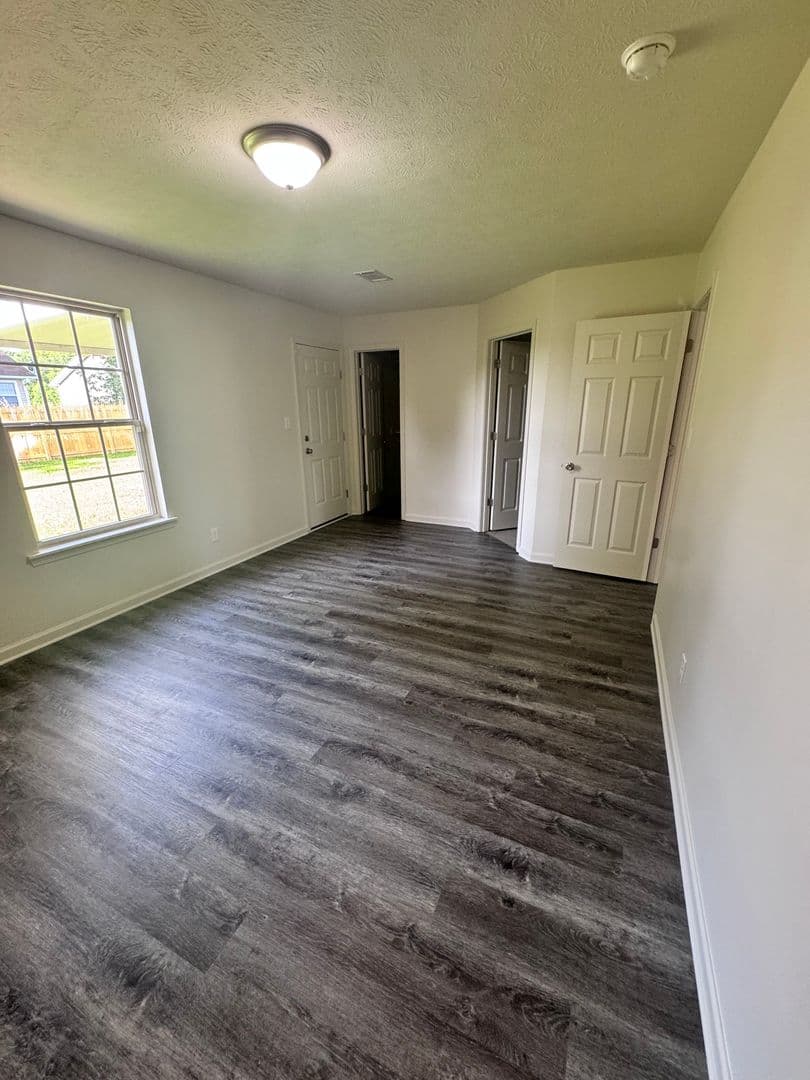 Searcy House: 100 East Lauren Road