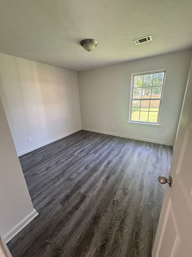 Searcy House: 100 East Lauren Road