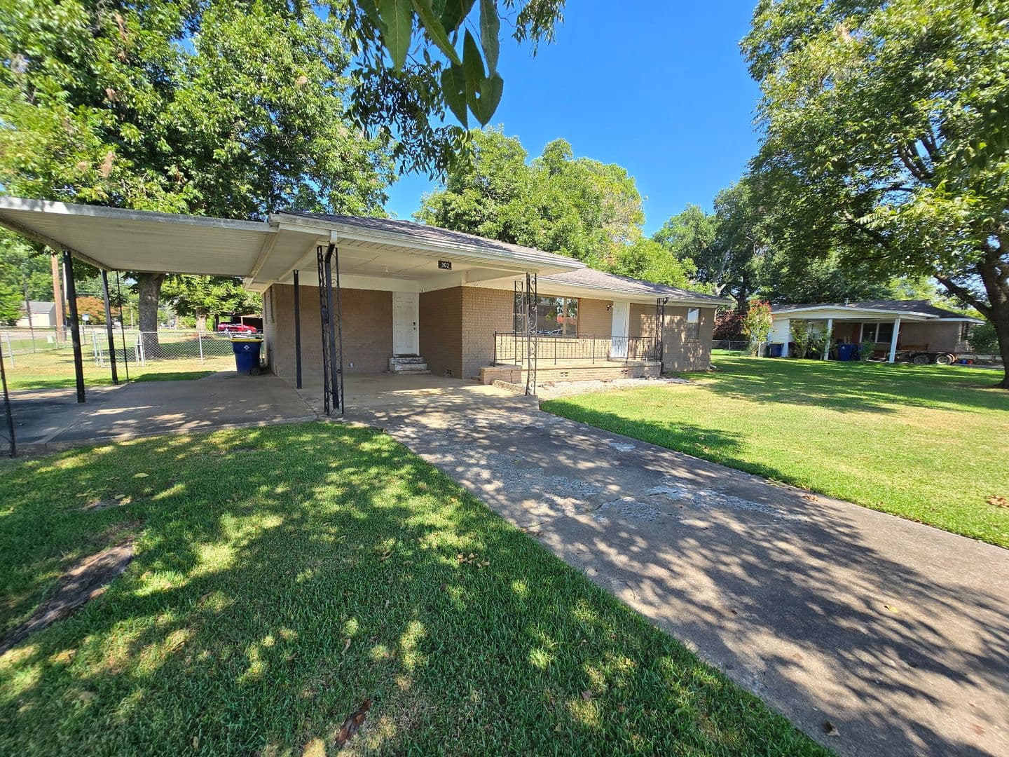 Cabot House: 302 N Lincoln ST
