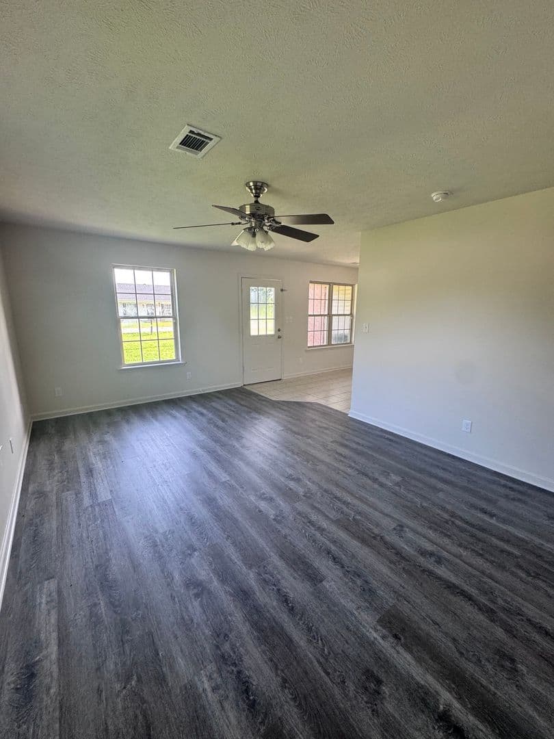 Searcy House: 100 East Lauren Road