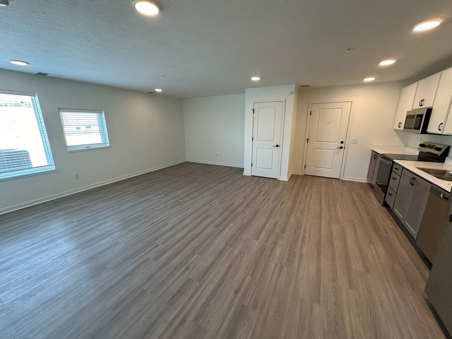 Lincoln Apartment: 445 W Sanctuary Road #100