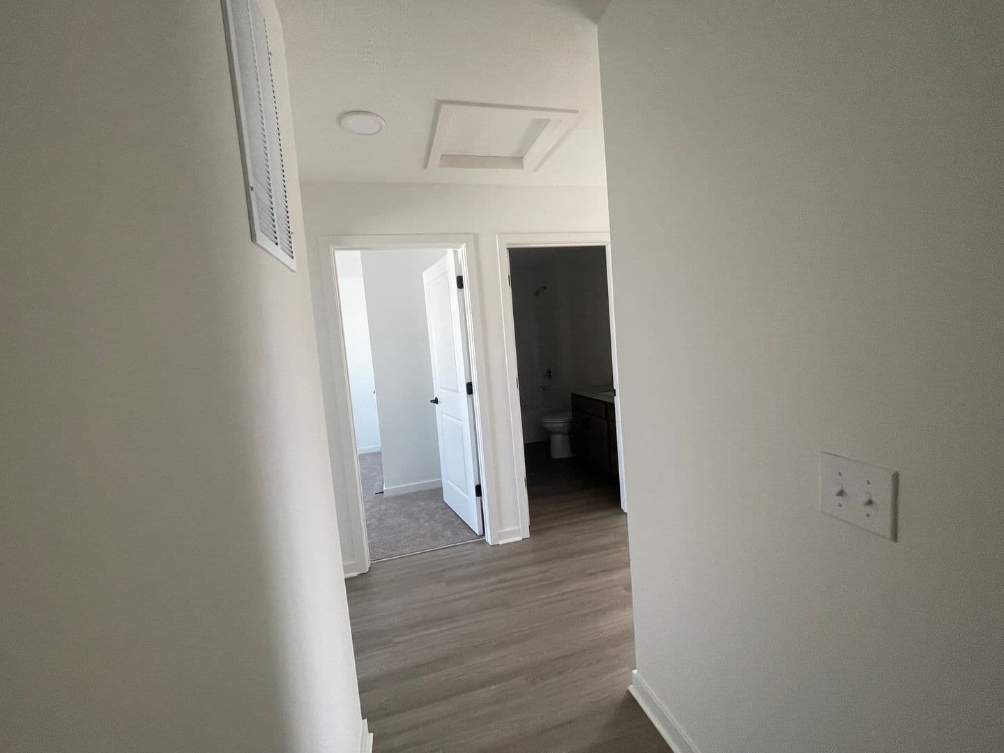 Lincoln Apartment: 445 W Sanctuary Road #100