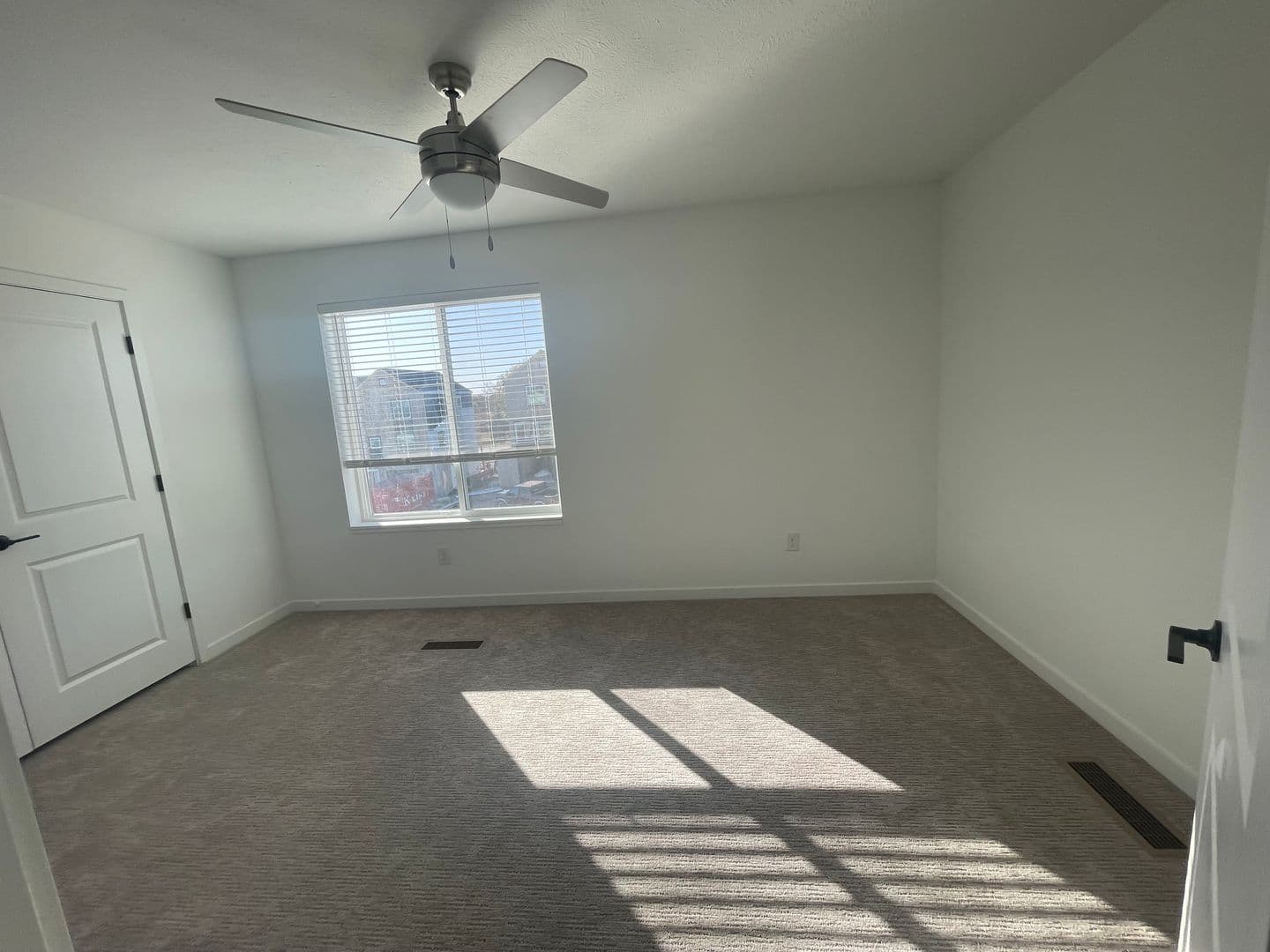 Lincoln Apartment: 445 W Sanctuary Road #100